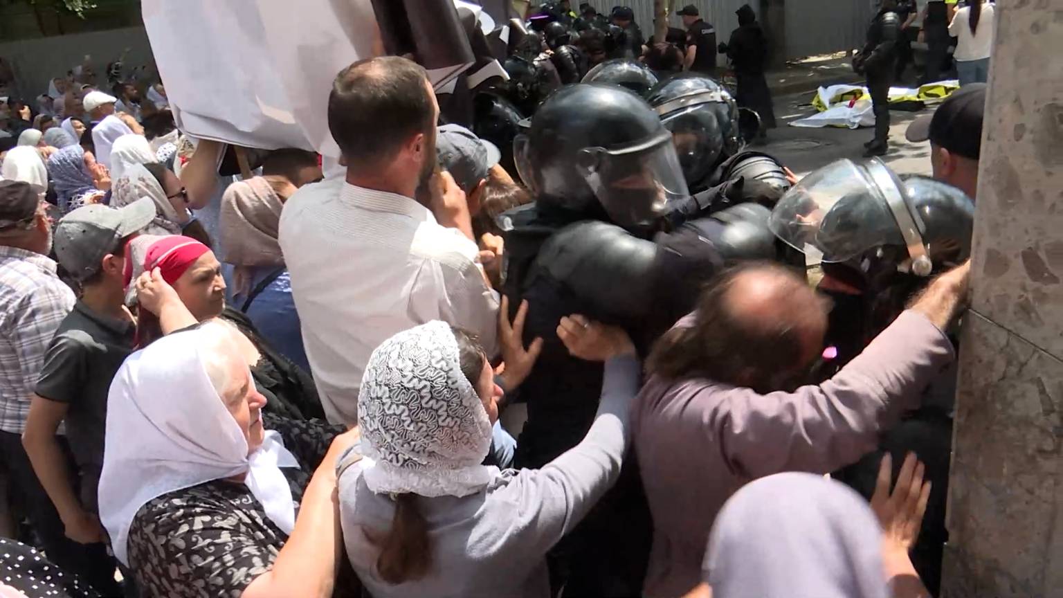 В Кишинёве полиция толкала священника во время Марша в защиту традиционных отношений
