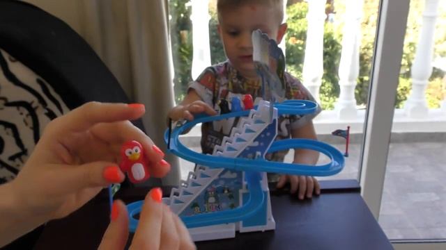 Рома и Диана ★ Jolly Penguin Race Track Игра Трек Гонки Пингвинов Распаковка Penguin Race toy unboxi