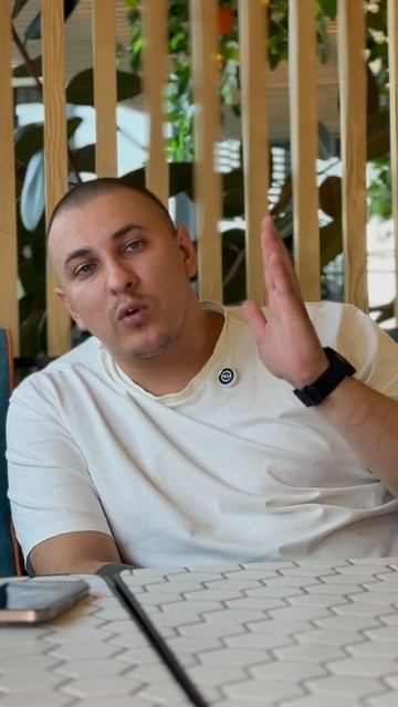 Клиенты не выбирают тебя не потому, что ты слабый эксперт. А потому что не понимают, чем ты им пол