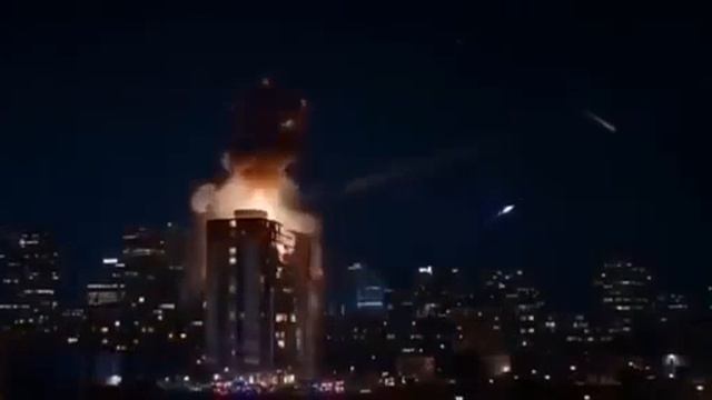 Момент, когда ракета Революционной гвардии попадает в здание в Тель-Авиве.