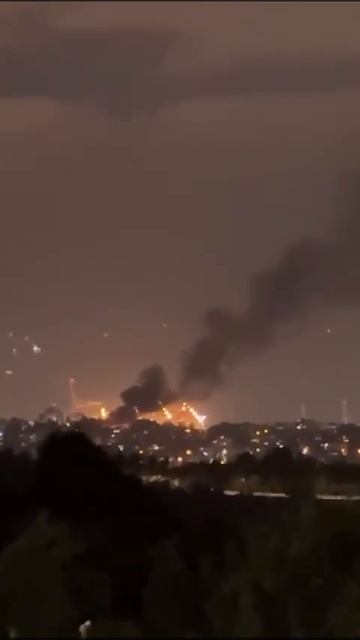Иранские ракеты снова поразили аэропорт Бен-Гурион. В Хайфе в центре города продолжается пожар п...