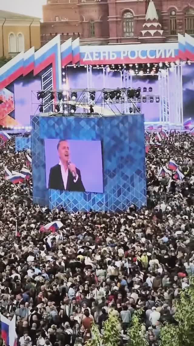 50.000 человек! Красная площадь! Вид сверху! Александр Добронравов на сцене! Воздастся 🎤 #shorts