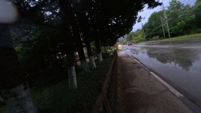 Бодро под дождём по ул. Череповецкая в Сочи