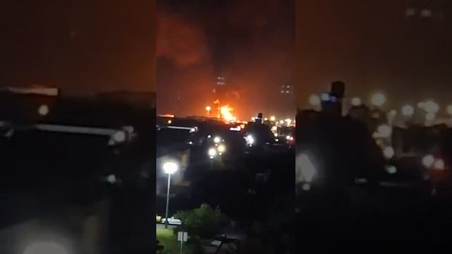 Пожар на Тегеранском нефтеперерабатывающем заводе в Рей-Сити. Там находилось около 260 тыс. тонн неф