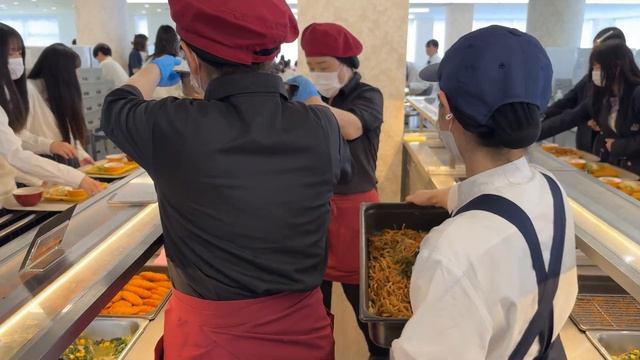 ６００人のJKが爆食い！女子校の本気で食べる昼休みに密着！金曜ビュッフェは食堂へ
