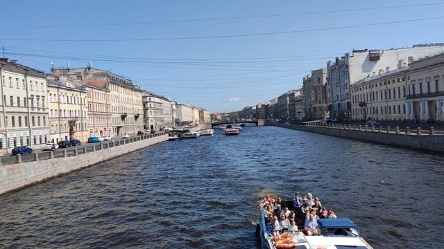 На реке Фонтанке прогулочных катеров, как машин на Невском проспекте