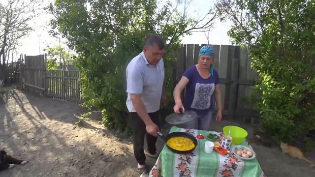 Жизнь в деревне.  Завтрак - Омлет из яиц, фасоли, зелени и сырного соуса