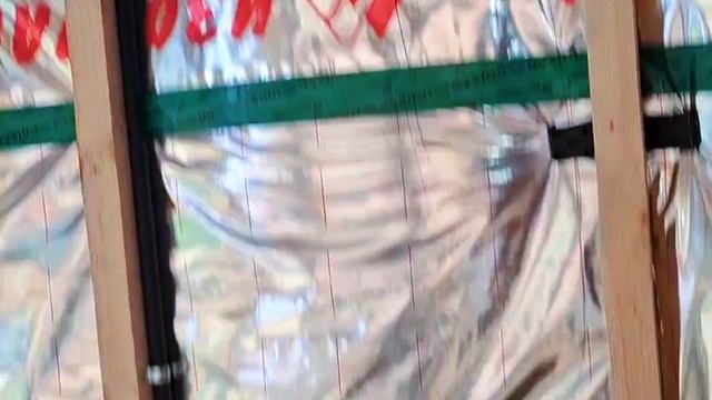 1000026644.mp4 (Собака смотрит на монтаж э/кабеля под имитацией бруса в доме А-фрейм)