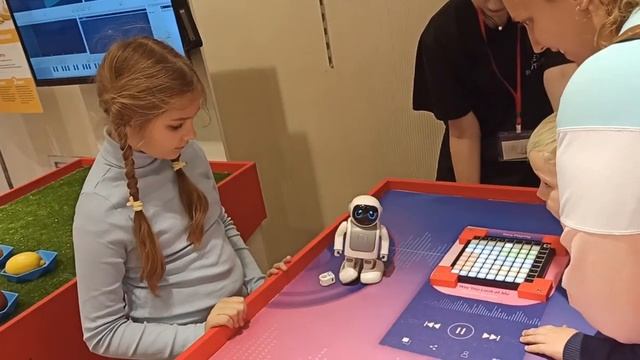 Робот танцует под Стерео Спек Данс. РобоПарк. г. Тула. Ноябрь 2024 г.
