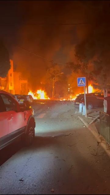 Сильный пожар возник в Хайфе на месте прилета иранской ракеты.