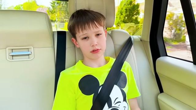 Мистер Макс Макс показывает свое поведение а папа повторяет его