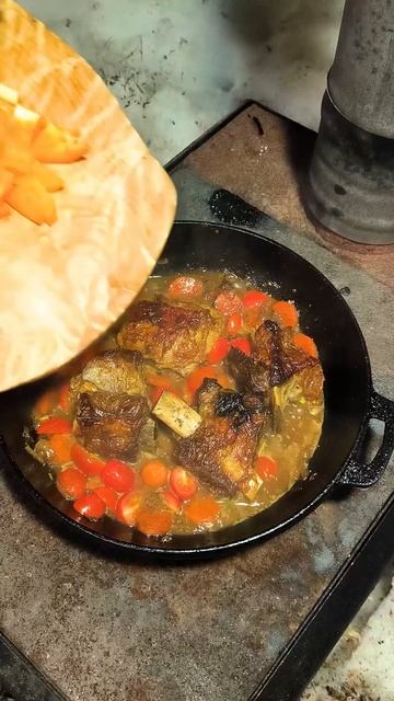 ГОВЯЖЬИ РЕБРЫШКИ В ОВОЩНОМ БУЛЬОНЕ НА ОГНЕ  | Суровая кухня от Лесных
