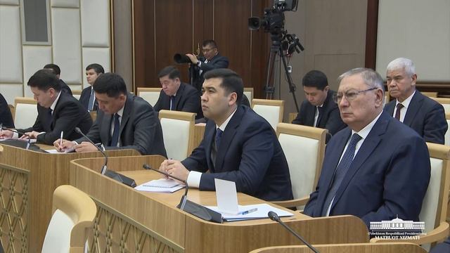 Инфратузилма лойиҳалари бўйича ишлар режадан орқада қолаётгани танқид қилинди.