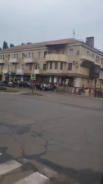 Очередь возле Феникса в Енакиево