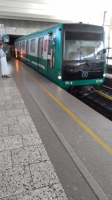 Прибытие поезда метро, Петербург. 15 июня 2025.