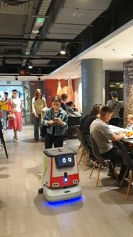«Вкусно — и точка» тестирует роботов разносчика и уборщика