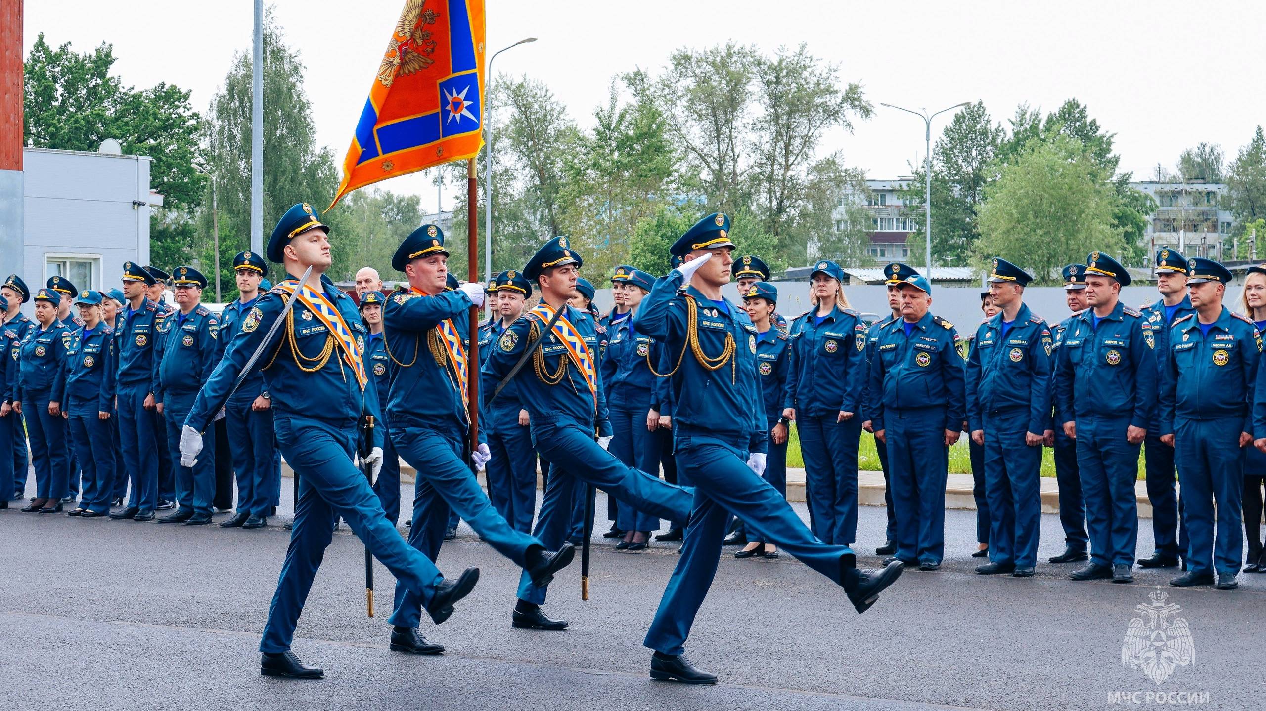 Торжественное построение в честь Дня России