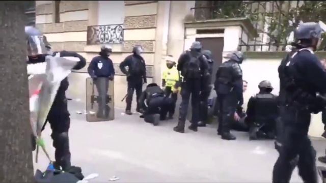 европолиДЗаи рвут плакаты