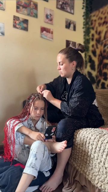 Маша залипла пока мы плели косички, если честно я бы тоже залипла #развлечения