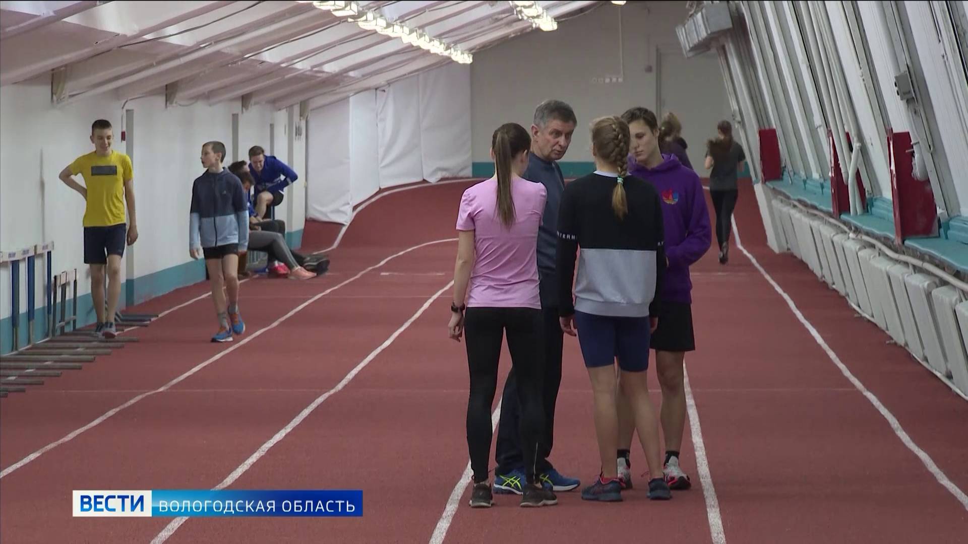 Спортобзор: футбольные матчи Второй лиги, турнир по лёгкой атлетике и парапланеристы