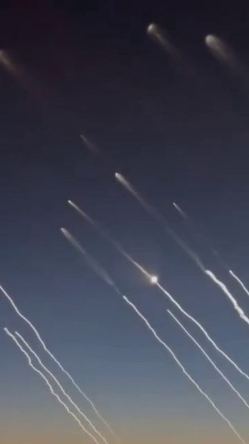 Иранские ракеты летят на Израиль Вид с борта пассажирского самолета