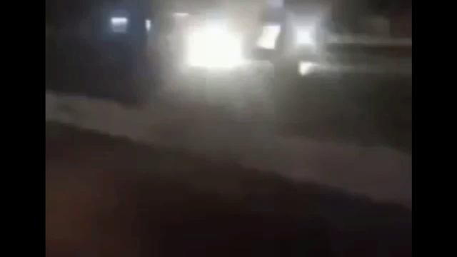 Иран_ Полицейский на мотоцикле пытается остановить грузовик с дронами евровермахта
