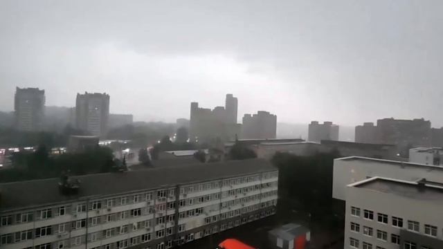 В Красноярске молния ударила в высотку — с фасада посыпались кирпичи.Чудом обошлось без жертв
