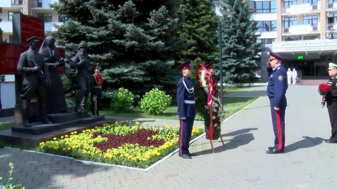 Председатель СК России Александр Бастрыкин посетил военный госпиталь имени Мандрыка