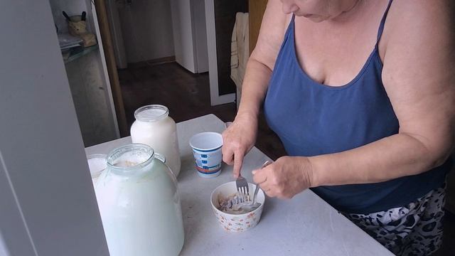 заквасила молочко. строительство.