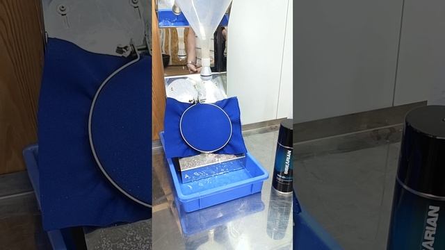 Смотри, капли воды просто стекают с поверхности 💧