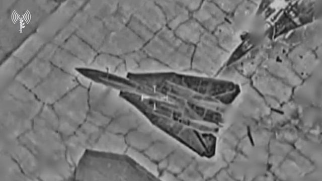 Уничтожение иранских истребителей F-14 Tomcat ударами ВВС Израиля.   Данные истребители поставля...