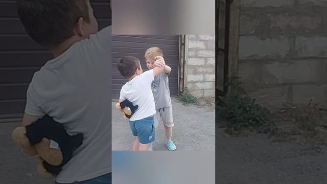 эпичная драка,котание на велосипеде и класные прыжки😆(не судите строго)