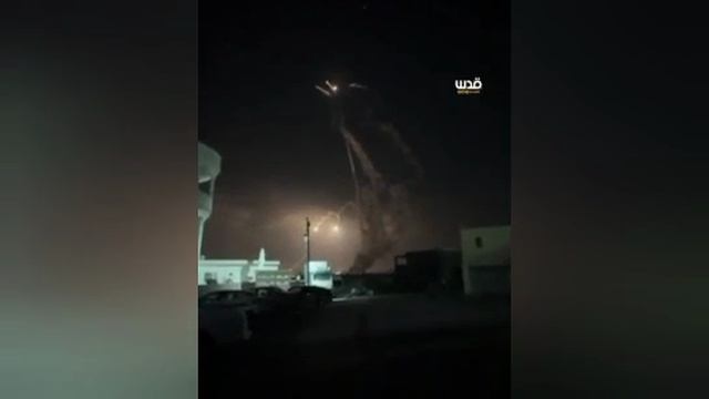 Иран утром в понедельник нанес удар по израильскому нефтеперерабатывающему заводу, также повреждена