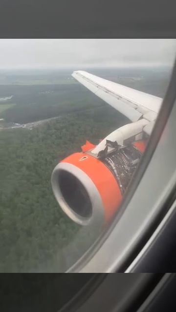 У Superjet авиакомпании «Азимут», во время взлета оторвался капот двигателя!