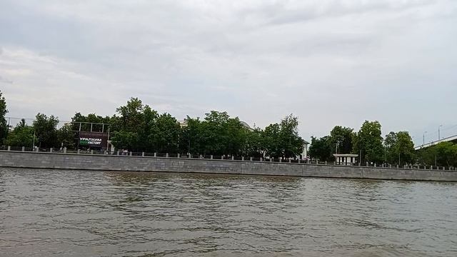 Москва река.День России.Прогулочный теплоход идёт по Москве реке в сторону Зарядья до Киевской