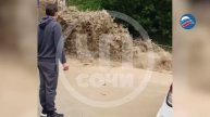 Река Ира вышла из берегов: Батумское шоссе в Дагомысе превратилось в бурный поток