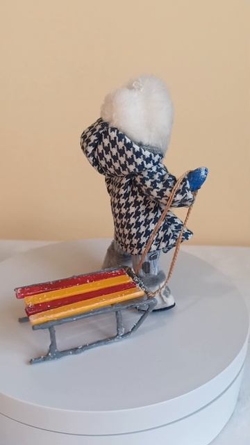 Девочка с санками