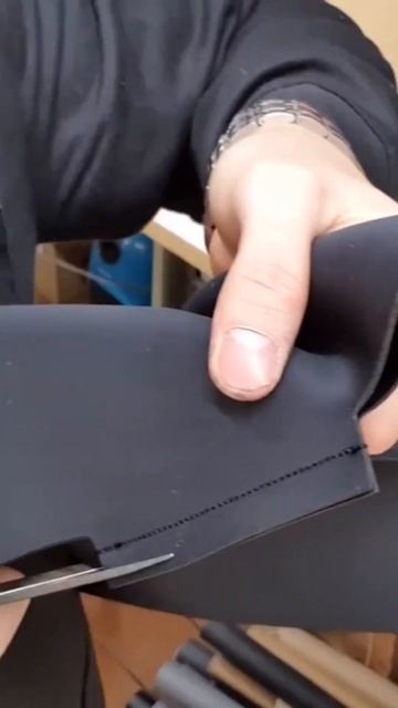 Прошил и отрезаю лишнее. #перетяжка_руля #накладканаруль #diy