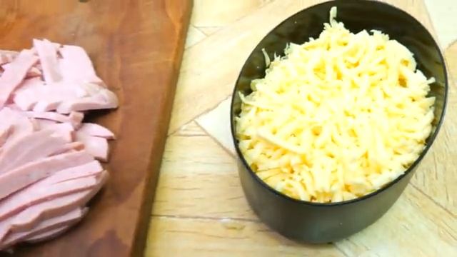 Вкуснее чем пицца рулет из слоеного теста с колбасой и сыром.