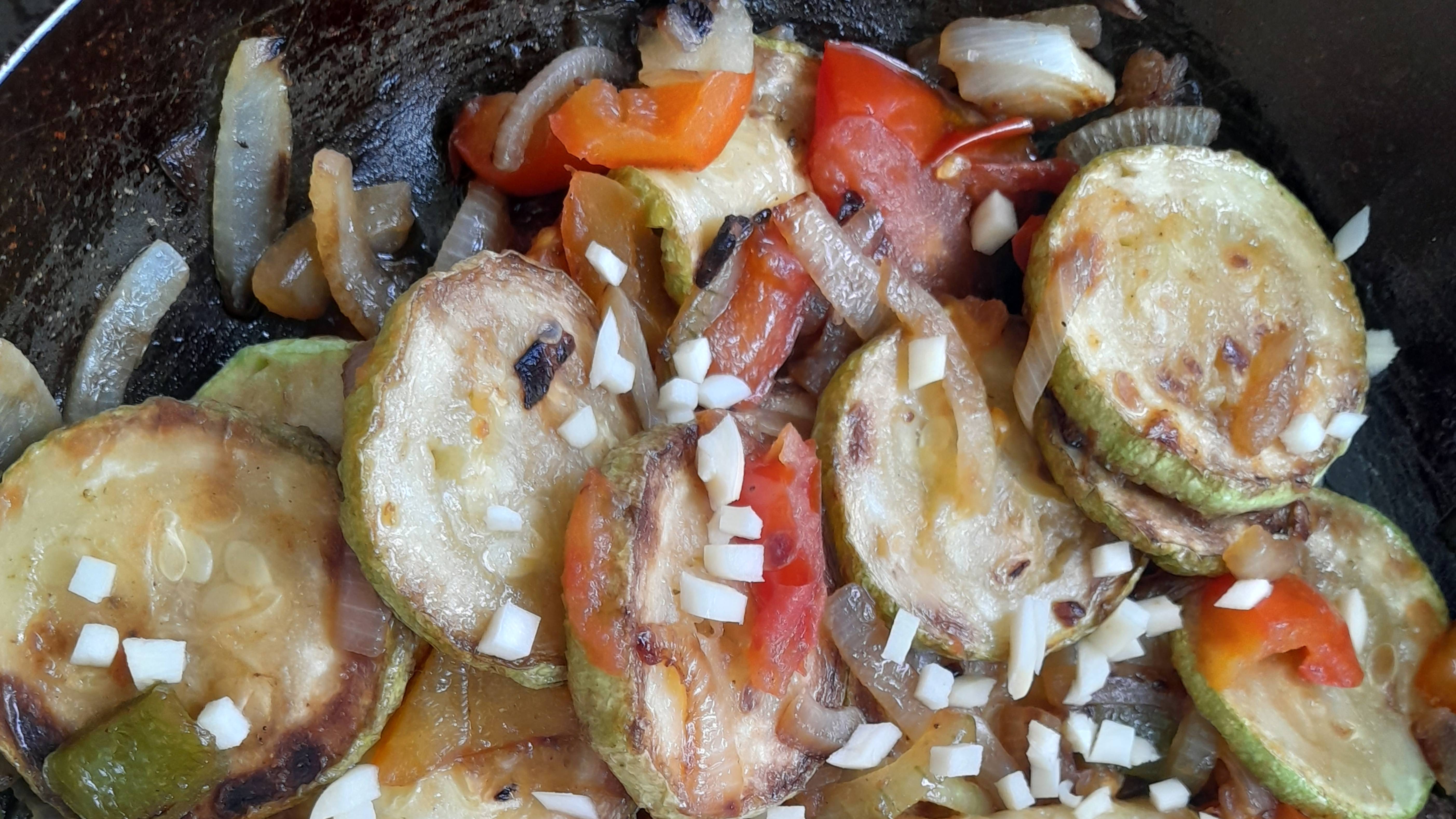 20250616_143744 Дачная кухня. Кабачки жареные с овощами. Часть 2 заключительная)