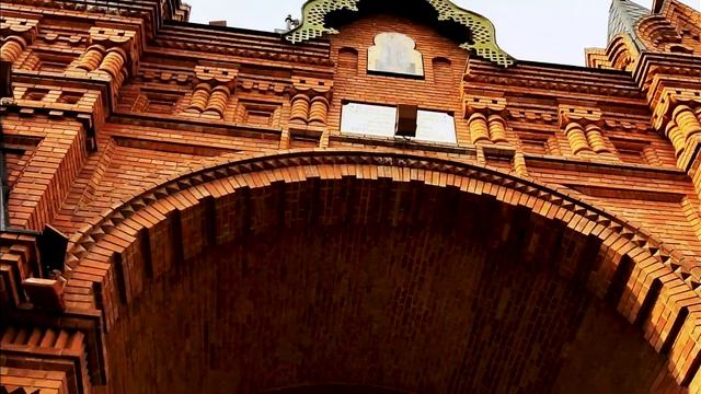 Уличный музыкант Россия Кубань Краснодар Александровская триумфальная арка Царские ворота 06.2023г