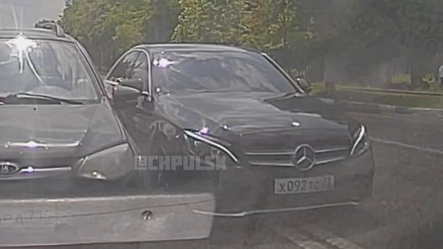 ❗️ Проспект Гая — водители Mercedes-Benz C-Class и Lexus IS решили объехать всех по встречке через д