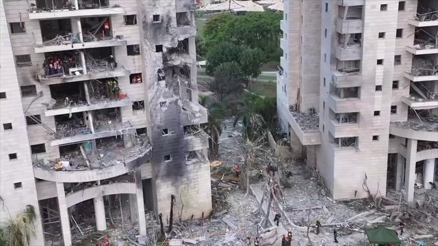 Попавший на камеру момент удара иранской баллистической ракеты по городу Петах-Тиква и кадры последс