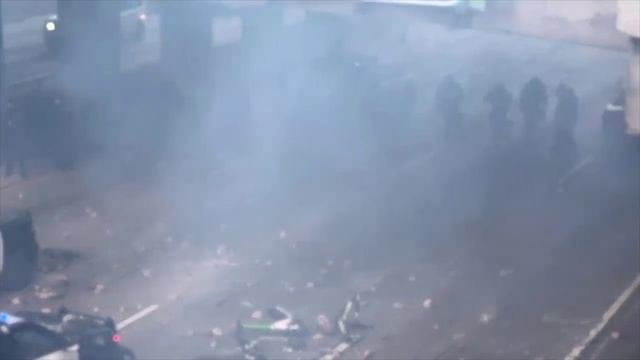 Мужик во флаге СССР во время противостояния Трамповской диктатуре в тоталитарном совке США