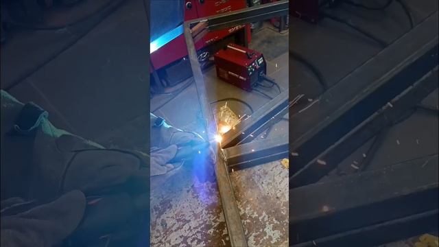 Не много металлоконструкций.