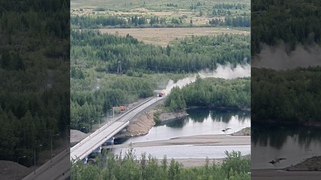 Грузовик поднимает пыль на колымской трассе.