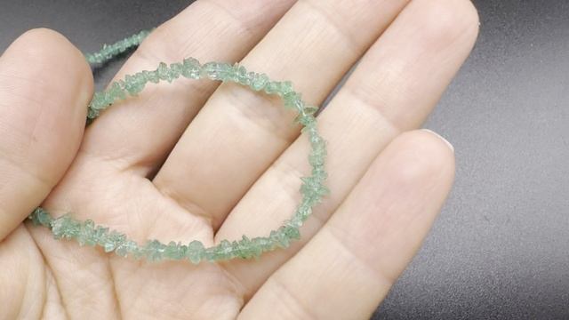 Колье из необработанных изумрудов, размер  от 2 до 4 мм, длина 42-43 см, фриформ  ИЗУ049