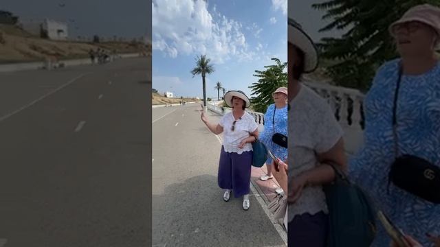 Экскурсовод ведёт по маршруту: набережная и пальмовая аллея г.Актау. Светлана Михаленко. МНШУ