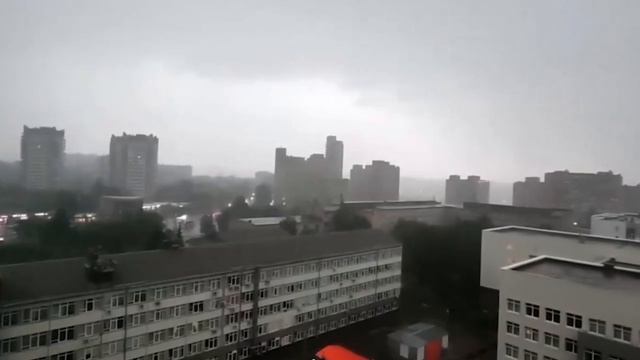 В Красноярске молния ударила в высотку — с фасада посыпались кирпичи.