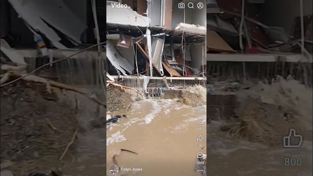 Многоквартирный дом частично разрушился в результате наводнения в городе Фэрмонт, США